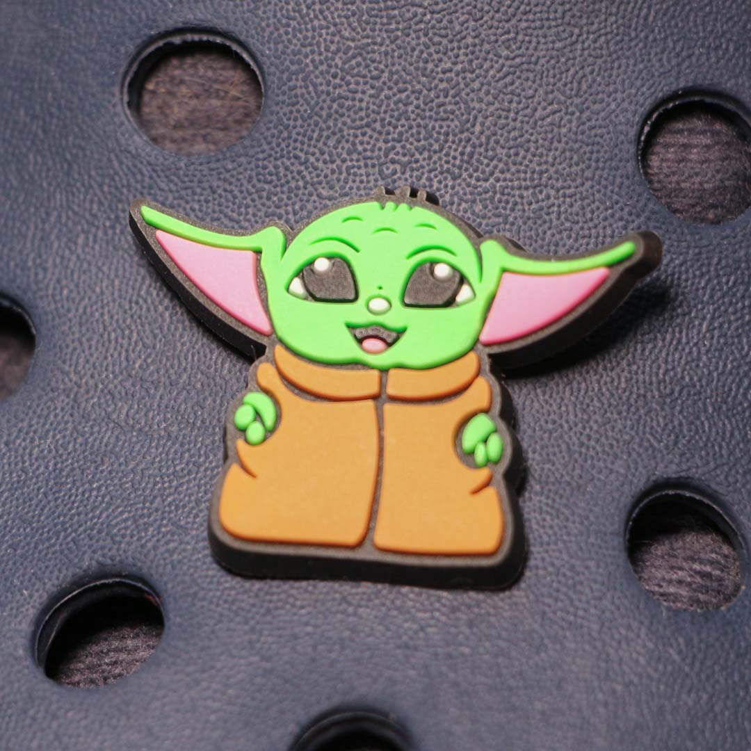 Pin Baby Yoda con su abrigo - Gurogu- Crocs