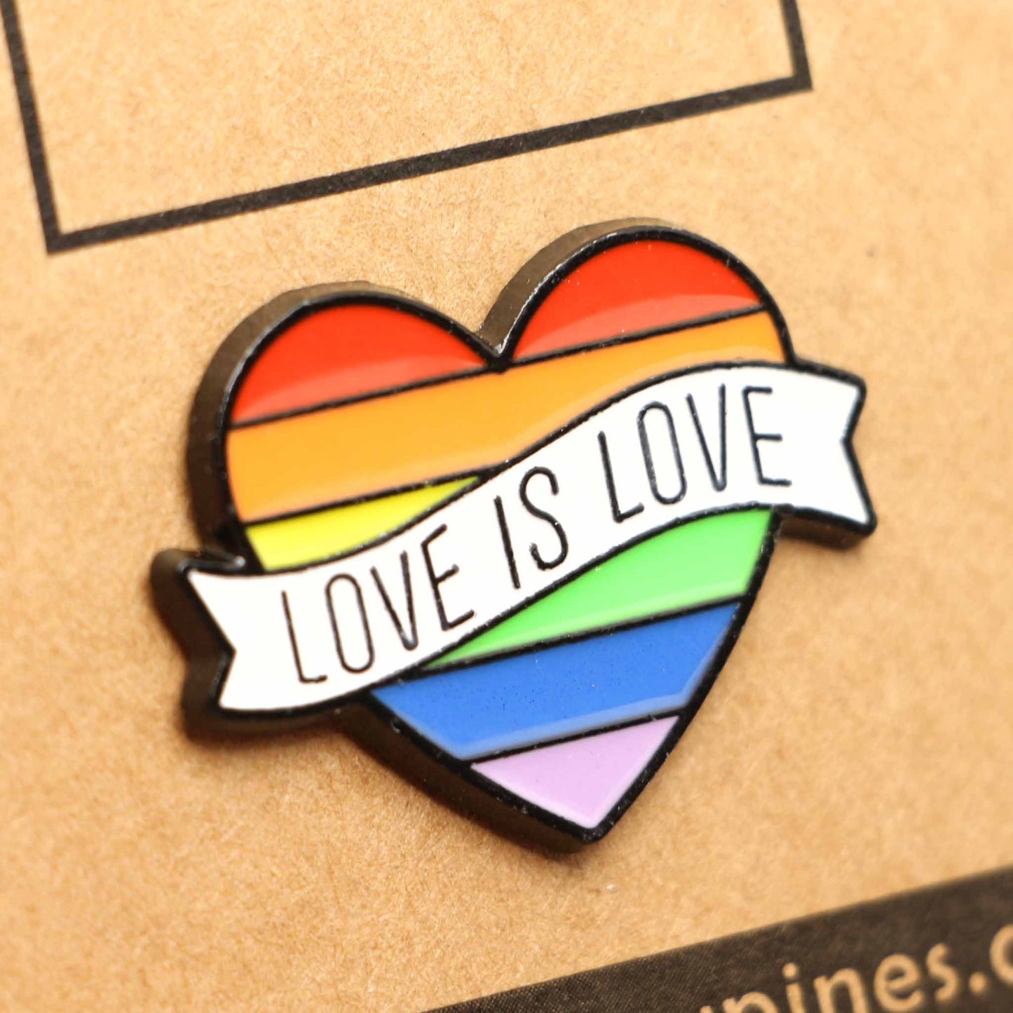 Pin Corazón LGBTQ+ - "Love Is Love" - Pride